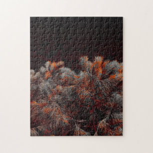 Digitale Kunst des Kiefernbaums mit orangefarbenen Puzzle