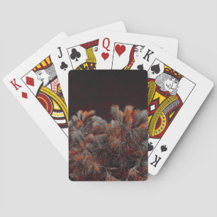 Digitale Kunst des Kiefernbaums mit orangefarbenen Spielkarten