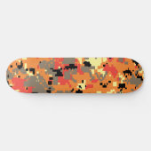 Digitale Tarnung – Orange-Rotes LG-Tarnmuster Skateboard (Horizontal)