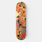 Digitale Tarnung – Orange-Rotes LG-Tarnmuster Skateboard (Vorderseite)