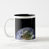 Digitales Composite eines Kometen, der sich in Ric Zweifarbige Tasse (Links)