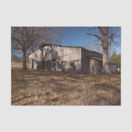 Dilapidierter, hellbrauner Stall inmitten brauner  Seidenpapier