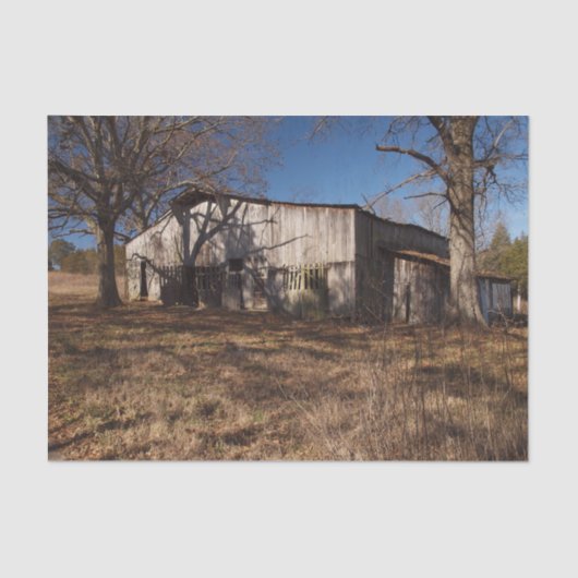 Dilapidierter, hellbrauner Stall inmitten brauner Seidenpapier (Vorderseite)