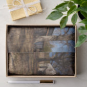 Dilapidierter, hellbrauner Stall inmitten brauner Seidenpapier (Geschenk)