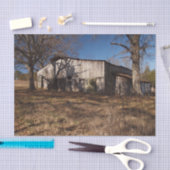 Dilapidierter, hellbrauner Stall inmitten brauner Seidenpapier (Handwerk)