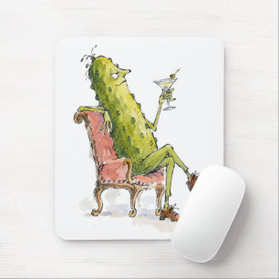 Dillgurke in einem Sessel mit einem Martini Mousepad