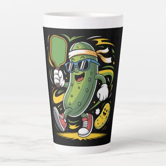 Dillgurke spielt Pickleball Milchtasse (Vorderseite)