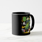 Dillgurke spielt Pickleball Tasse (VorderseiteRechts)
