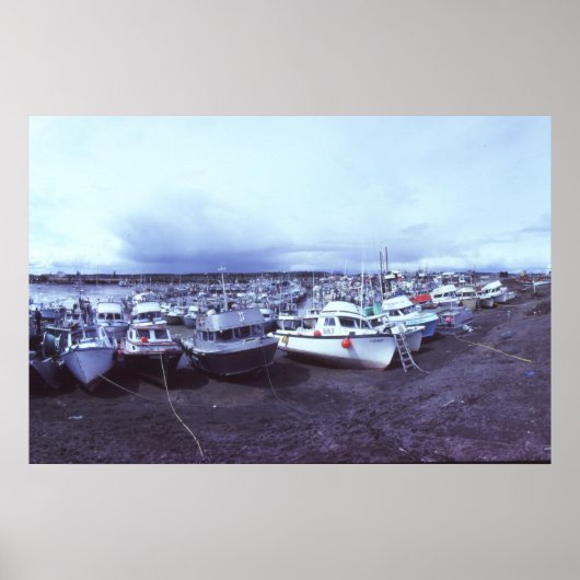 Dillingham Alaska Hafen, 1982 vor dem Ausbaggern Poster (Vorne)