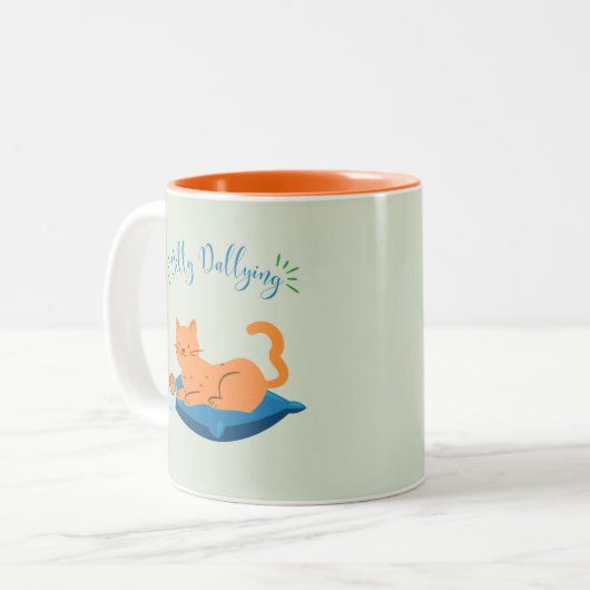 Dilly Dallying Orange Cat Zweifarbige Tasse (Vorderseite Links)