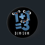 Dim Sum Funny Mathematics Food Pun Dark BG Button<br><div class="desc">Dim Sum Funny Mathematics Food Pun bietet eine niedliche Mathematik-Gleichung,  die ein wenig dunkel ist. Perfektes Pun-Geschenk für Familien und Freunde,  die niedliche Mathematik Liebe Brötchen.</div>