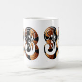 Dimensional Orange Schwarze Basketball Nummer 33, Kaffeetasse (Mittel)