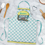 Diner Sign Retro 50er Mitte des Jahrhunderts Moder Schürze<br><div class="desc">Erstellen Sie Ihre eigene personalisierte, im Stil der 50er Jahre gestaltete Schürze für das Abendessen mit dieser einfachen Vorlage. Diese coole Retro-Küchenkunst hat einen leicht bedrückten Minze / aquamarin-weiß-karierten Hintergrund mit einem Schild oben, auf dem "DINER" und "OPEN" stehen, in Neon mit Platz für Sie, um Ihren eigenen Vor- oder...</div>