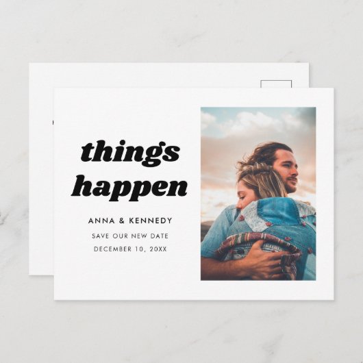 Dinge geschehen Änderung der Pläne Hochzeitdatum Ankündigungspostkarte (Vorne/Hinten)