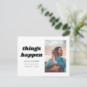 Dinge geschehen Änderung der Pläne Hochzeitdatum Ankündigungspostkarte (Stehend Vorderseite)
