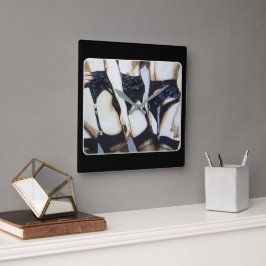 'Dinge passieren' Gemälde auf einem Quadratische Wanduhr