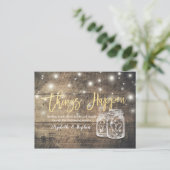 Dinge passieren Hochzeit Postponement Mason Jars W Ankündigungspostkarte (Stehend Vorderseite)