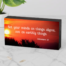 Dinge über dem Holzkasten-Zeichen