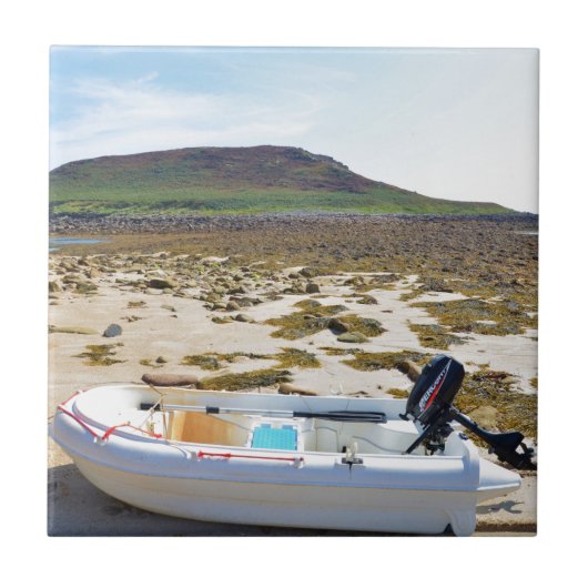 Dinghy am Strand Fliese (Vorderseite)