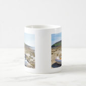 Dinghy am Strand Kaffeetasse (Mittel)