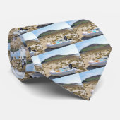 Dinghy am Strand Krawatte (Gerollt)