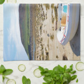 Dinghy am Strand Küchentuch (Gefaltet)