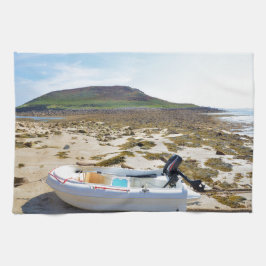 Dinghy am Strand Küchentuch