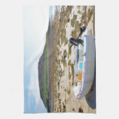 Dinghy am Strand Küchentuch (Vertikal)
