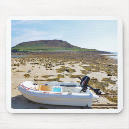 Dinghy am Strand Mousepad