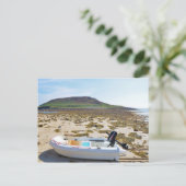 Dinghy am Strand Postkarte (Stehend Vorderseite)