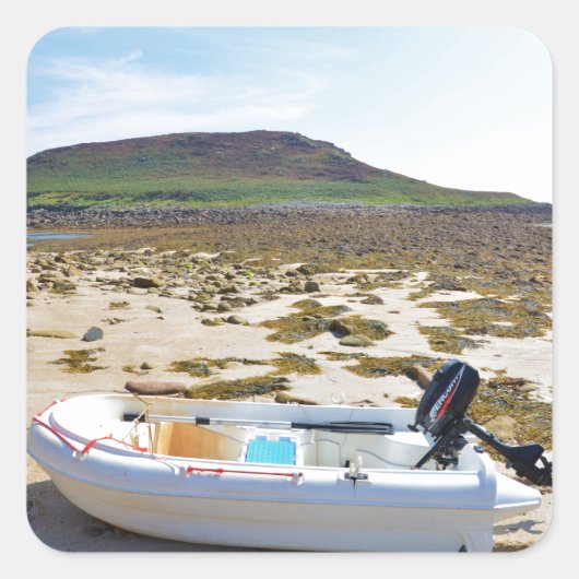 Dinghy am Strand Quadratischer Aufkleber (Vorderseite)