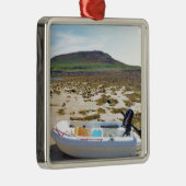 Dinghy am Strand Silbernes Ornament (Rechts)