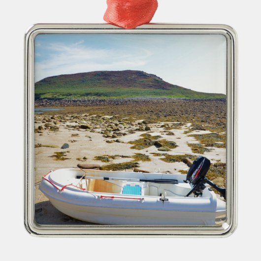 Dinghy am Strand Silbernes Ornament (Vorne)