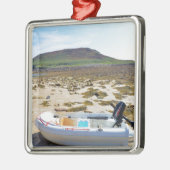 Dinghy am Strand Silbernes Ornament (Links)