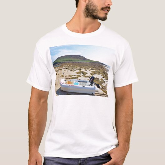 Dinghy am Strand T-Shirt (Vorderseite)