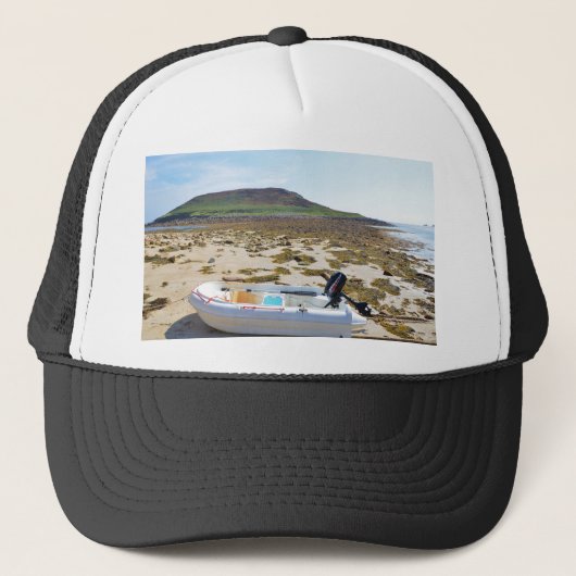 Dinghy am Strand Truckerkappe (Vorderseite)