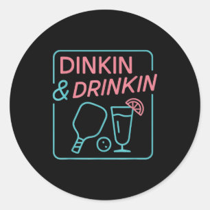 Dinkin und Drinkin Pickleball Happy Hours Vibe Kun Runder Aufkleber