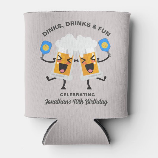 Dinks & Drinks Funny Cartoon Bier Tasse Pickleball Dosenkühler (Vorderseite)