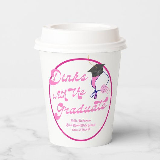 Dinks mit dem Pink Pickleball-Abschluss Graduate Pappbecher (Rückseite)