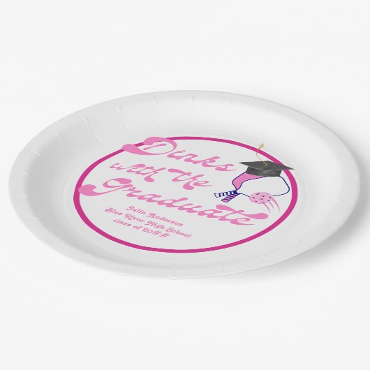 Dinks mit dem Pink Pickleball-Abschluss Graduate Pappteller (Schrägansicht)