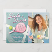 Dinks und Drinks - Pickleball Geburtstag mit Foto Einladung (Vorderseite)