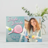Dinks und Drinks - Pickleball Geburtstag mit Foto Einladung (Stehend Vorderseite)