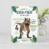 Dino Four Birthday Dinosaur Roar T-Rex 4. Einladung (Stehend Vorderseite)