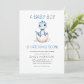Dino Hatching Soon Dinosaur Baby Boy Dusche Einladung (Stehend Vorderseite)