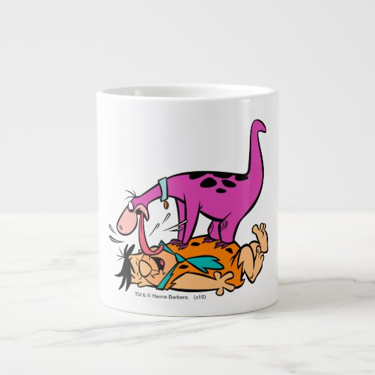 Dino Licking Fred Flintstone Jumbo-Tasse (Vorderseite)
