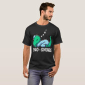 Dino Snore Cartoon Dinosaur Sleepwear T-Rex Nappin T-Shirt (Vorne ganz)