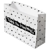 Dino-Themed Gefälligkeitsags: Schwarz mit weißem D Große Geschenktüte (Rückseite Schrägansicht)