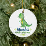 Dinosaur Baby's First Christmas Ornament<br><div class="desc">Wenn Sie dieses Jahr eine kleine Dinoschlucht hatten, ist dies das perfekte Ornament, um ihren Eingang in die große Welt zu begehen. Es funktioniert nicht nur als das erste Weihnachtsschmuck eines Babys, es kann auch als Geburtsankündigung auf der Rückseite personalisiert werden, um das perfekte Geschenk für alle glänzenden und stolzen...</div>