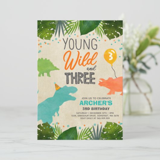 Dinosaur Birthday Einladen Wild und Drei-Dino-Part Einladung (Stehend Vorderseite)