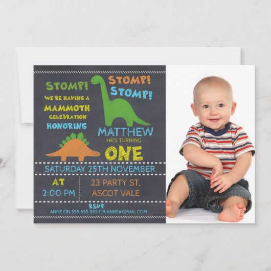 Dinosaur Foto Chalkboard 1. Geburtstag Einladung (Vorderseite)